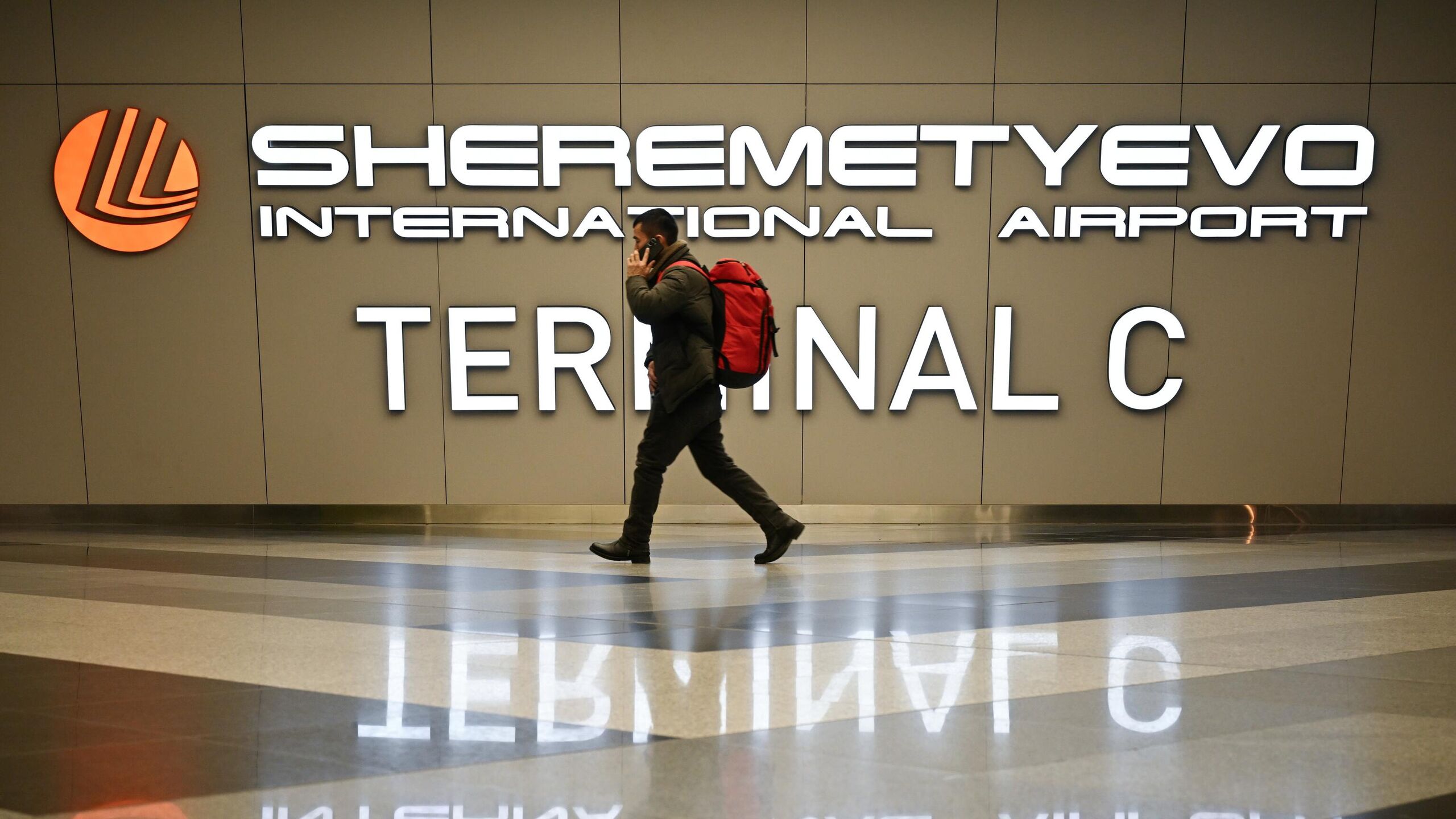 В аэропортах Пулково и Шереметьево в 2026 2027 годах запустят пилотный сервис посадки на самолет по биометрии для внутренних рейсов соответствующий проект постановления опубликован для общественного обсуждения заявили журналистам в аппарате вице премьера РФ Дмитрия Григоренко Правительство подготовило проект постановления о запуске пилотного проекта предусматривающего возможность посадки на самолёт с использованием Единой биометрической системы Документ опубликован для общественного обсуждения сообщили в аппарате Пилотный проект планируется к проведению на территории аэропортов Пулково и Шереметьево в 2026 2027 годах Сервис будет доступен пассажирам внутренних рейсов По результатам пилота будет принято решение о масштабировании технологических решений на большее число аэропортов добавили там