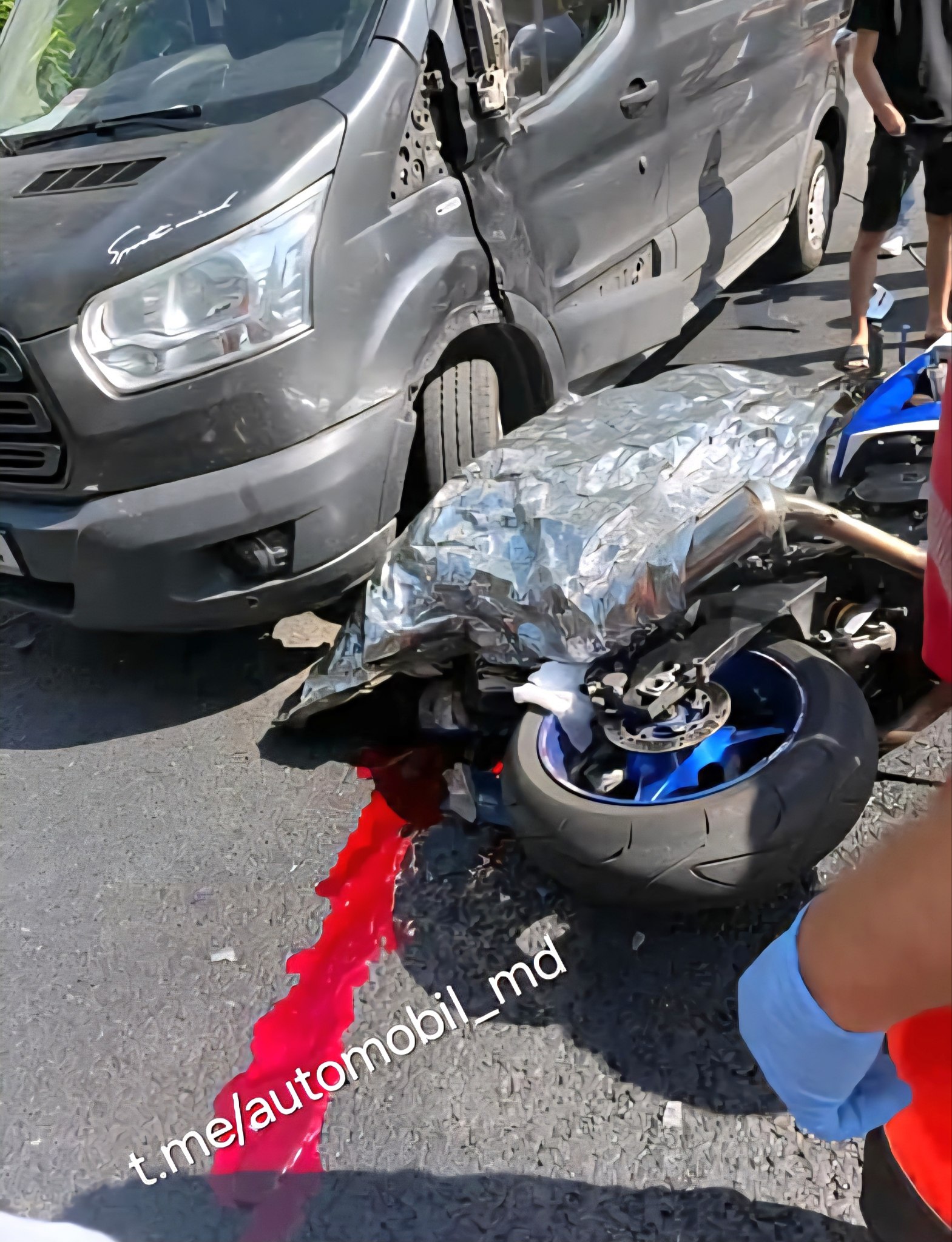 Смертельное ДТП в Кишинёве  Около часа назад на улице Ливиу Деляну произошло серьёзное ДТП.    По предварительной информации, 41-летний водитель Ford, выполняя разворот, не убедился в безопасности манёвра и столкнулся с мотоциклом, за рулём которого находился 33-летний мужчина.    В результате удара мотоциклист погиб на месте происшествия, до приезда скорой помощи.   ‍  Водитель Ford будет задержан на 72 часа.    Полиция начала расследование и выясняет все обстоятельства трагедии.  Автомобилисты Молдова