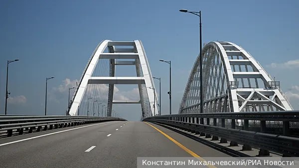 Запрет на проезд электромобилей и гибридных авто по Крымскому мосту со стороны Кубани вводится с 3 ноября сообщили в оперштабе региона Подписаться Читать эксклюзив