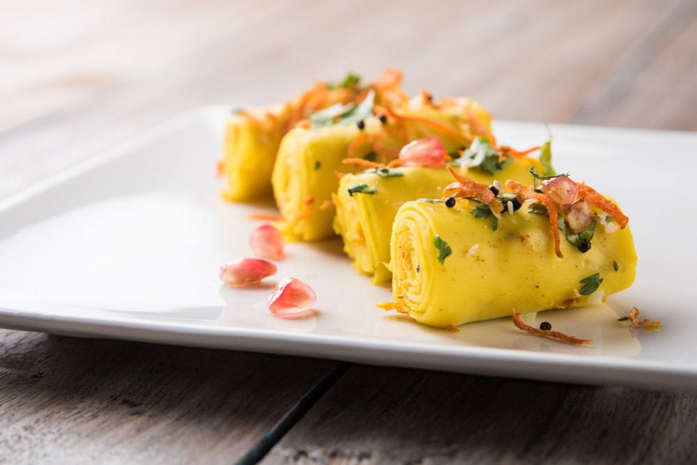 Чем угостили Путина на приеме президента Индии Первым блюдом в меню стал бульон из листьев моринги и бобов мунг со специями и просо К нему в качестве закуски гостям подали фаршированные сморчки с чатни из грецких орехов паровые пельмени в стиле момо с овощами и водяным орехом и кебабы из черного нута с мятным соусом Основным блюдом стали рулет из панира с сухофруктами в соусе из шафрана мини баклажаны в сладко пряном соусе тушеный шпинат пажитник и свежий горошек в пряно горчичной заправке и запеченный фаршированный картофель с йогуртово пряным маринадом В качестве десерта были поданы индийское мороженое с шафраном кардамоном и фисташками а также теплая миндальная халва Кроме того гостям были предложены свежевыжатые гранатовый апельсиновый и морковно имбирный соки Фото iStock Подписаться на Российскую газету в Читать нас в MAX