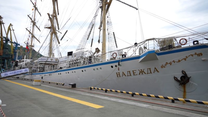 Жителей Камчатки приглашают на экскурсии по паруснику Надежда На Камчатке 27 сентября пройдет день открытых дверей на паруснике Надежда передает агентство КАМЧАТКА ИНФОРМ со ссылкой на сообщение краевого правительства Мероприятие состоится в субботу на Морском вокзале 27 сентября в Петропавловске Камчатском состоится день открытых дверей на учебном паруснике Надежда Акция Открытый борт пройдет на Морском вокзале с 10 00 до 17 00 Посетители смогут ознакомиться с историей судна и особенностями морского дела говорится в сообщении В программе экскурсии по паруснику лекции и мастер классы Для участия необходима предварительная регистрация При посещении с собой надо иметь удостоверение личности Надежда учебный трёхмачтовый фрегат с полным парусным вооружением Судно построено в 1991 году на Гданьской судоверфи в Польше по прототипу парусных судов начала XX века Флаг России был поднят 5 июня 1992 году Название паруснику было дано в честь шлюпа Надежда на борту которого российские моряки под командованием Ивана Крузенштерна и Юрия Лисянского впервые совершили кругосветное плавание КАМЧАТКА ИНФОРМ новости Камчатки в Telegram Фоторепортажи и эксклюзивные материалы на kamchatinfo com НАПИСАТЬ НАМ