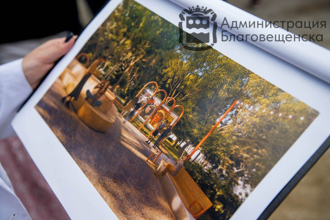 Продолжаются мероприятия по созданию зелёной «архитектуры» в Благовещенске. Как пример мэрия назвала сквер имени Приёмыхова. Помимо реконструкции самого пространства, здесь планируется масштабное озеленение территории – привычное место отдыха превратится в живописный уголок с богатой флорой. Работы начнутся в сентябре. В сквере высадят: – 5 амурских боярышников; – 3 амурских сирени; – около 600 хвойных и 6000 лиственных кустарников, среди которых будут не только зелёные насаждения, но и цветущие гортензии, пионы и розы. Помимо территории самого сквера, новую растительность высадят на улице 50-летия Октября – на участке от Амурской до Горького. Здесь скоро будут расти вязы, яблони, сирень и около 2 000 различных кустарников.