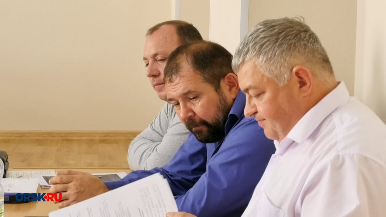 ORSK RU 18 В Орске кандидата Омельченко пытаются снять с выборов через суд В Советском районном суде Орска прошло первое заседание по делу депутата горсовета Виталия Омельченко Его соперник на выборах самовыдвиженец Виталий Сорокин хочет снять его с гонки заявляя что в документах кандидата есть ошибки Истец утверждает Омельченко в своём заявлении не указал название статьи УК по которой был осуждён больше 25 лет назад Комиссия эту строчку потом сама дописала По версии юристов истца это и есть нечестное преимущество ведь кому то другому могли бы отказать из за таких недочётов Омельченко с таким подходом категорически не согласен Какой тут может быть бонус Судимость это не подарок судьбы У оппонентов её попросту нет так что сравнивать не с чем Также кандидат утверждает подробнее на канале ORSK RU 18