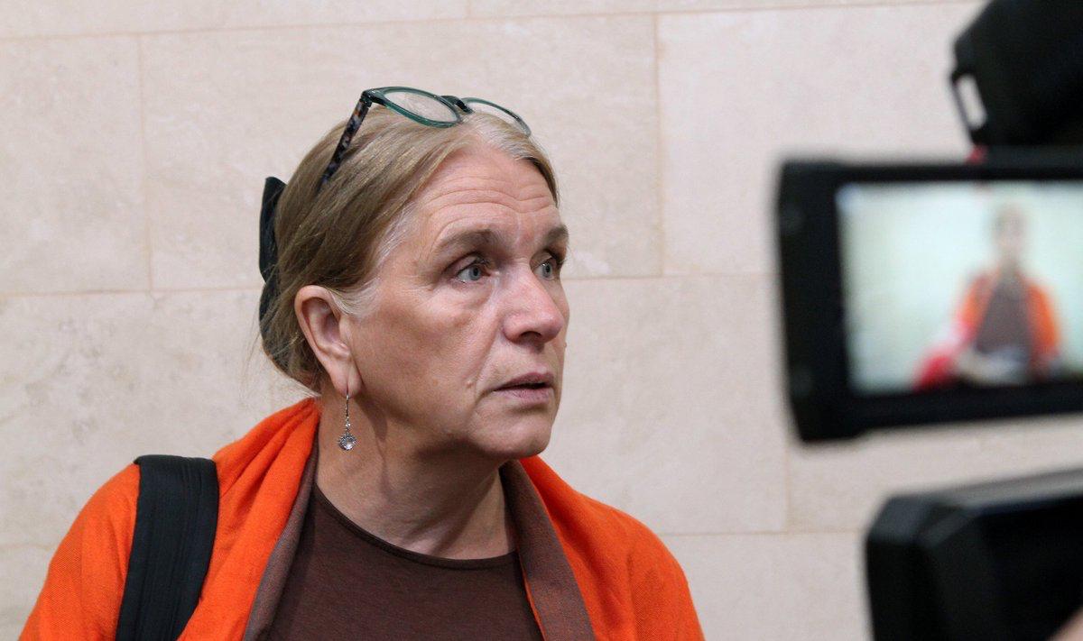 Полиция Вильнюсского округа начала расследование в связи с надписью на футболке у пророссийской активистки Эрики Швенчёнене Начато расследование по факту незначительного нарушения общественного порядка информировала полиция СМИ сообщали что 3 сентября Швенчёнене явилась в Вильнюсский окружной суд в футболке с нецензурной надписью В полицию обратился житель столицы который указал что это нарушение общественного порядка Мужчина сказал что обвиняемая намеренно надела футболку на слушание в суде На футболке была провокационная надпись NATO NA J По мнению гражданина бранная лексика недопустима Полиция начала расследование Швенчёнене в суде сказала журналистам что эта надпись на футболке ее протест против членства страны в НАТО Я против любого насилия против войны Моя страна является частью военного блока НАТО я протестую против членства моей страны в военном блоке мы хотим мира сказала она www delfi lt a 20148328