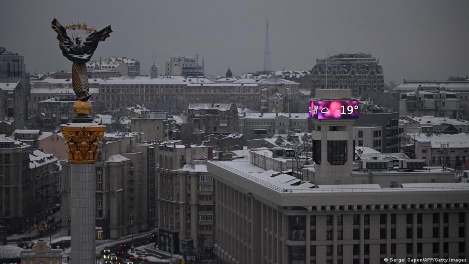 В Киеве почти 2000 многоэтажек остаются без тепла Кличко Ситуацию в украинской энергетике прокомментировал Трамп Так жить это не жизнь Столица Украины третью неделю подряд борется с последствиями массированных российских атак на энергетическую инфраструктуру По данным мэра города Виталия Кличко на утро 23 января без теплоснабжения в Киеве остается 1940 многоэтажек Большинство этих домов на левом берегу города в Печерском районе часть в Голосеевском и Соломенском районах уточнил он При этом температура удерживается на уровне 11 C ночью и до 8 C днем Временное потепление до 3 градусов тепла ожидается с 26 января При таких условиях многие жители имеющие в области на дачах газовые котлы и дизельные генераторы выехали за пределы города Те у кого такой возможности нет находят другие варианты для выезда Увидела на Facebook сообщение одной дамы которая понимая ситуацию предложила киевлянам 50 процентную скидку на проживание в ее гостинице возле поселка Славско на Львовщине рассказала DW одна из местных жительниц Ситуацию с энергетикой в Украине после целенаправленных обстрелов критической инфраструктуры страны впервые прокомментировал американский президент Дональд Трамп Однако сами атаки Москвы он не осудил сосредоточившись на условиях в которых вынуждены выживать украинцы Так жить это не жизнь сказал он Трамп отметил также что спрашивал Зеленского как люди вообще это выдерживают и признал что его действительно впечатляет то как украинцы живут в таких невыносимых условиях Что происходит в Киеве в репортаже DW dwglavnoe