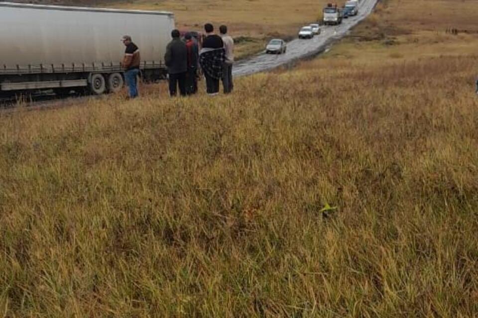 В Забайкалье дорога между сёлами Александровский Завод и Бохто превратилась в настоящую ловушку для транспорта Очевидцы сообщили что автомобили включая грузовики застревают в ямах и грязи на несколько часов По их словам 24 сентября движение на участке оказалось полностью заблокировано Школьный автобус направлявшийся из Бохто в Кокуй 2 и Верх Аленуй съехал в кювет Дети не пострадали Жители Александрово Заводского округа утверждают что неоднократно жаловались на состояние дороги однако ситуация остаётся без изменений