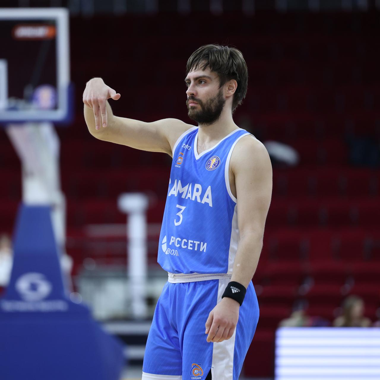 Когда держали подбор и темп то на паркете была борьба и равная игра Разыгрывающий Самары Александр Кузнецов в матче с УНИКСом набрал 16 очков совершив очередной карьер хай в Единой Лиге ВТБ После игры он дал комментарий клубной пресс службе В первой половине матча мы выглядели неплохо держались Но в третьей четверти провалились пропустив 31 очко И потери 29 потерь очень много Плюс проиграли подбор Когда держали подбор и темп то на паркете была борьба и достаточно равная игра Но усталость и потери конвертировались в очки в наше кольцо Мы каждый раз говорим о ротации что нам не хватает игроков из за травм Но нужно продолжать играть несмотря ни на что 8  0   1  0  5   СамараУНИКС БКСамара bcsamara