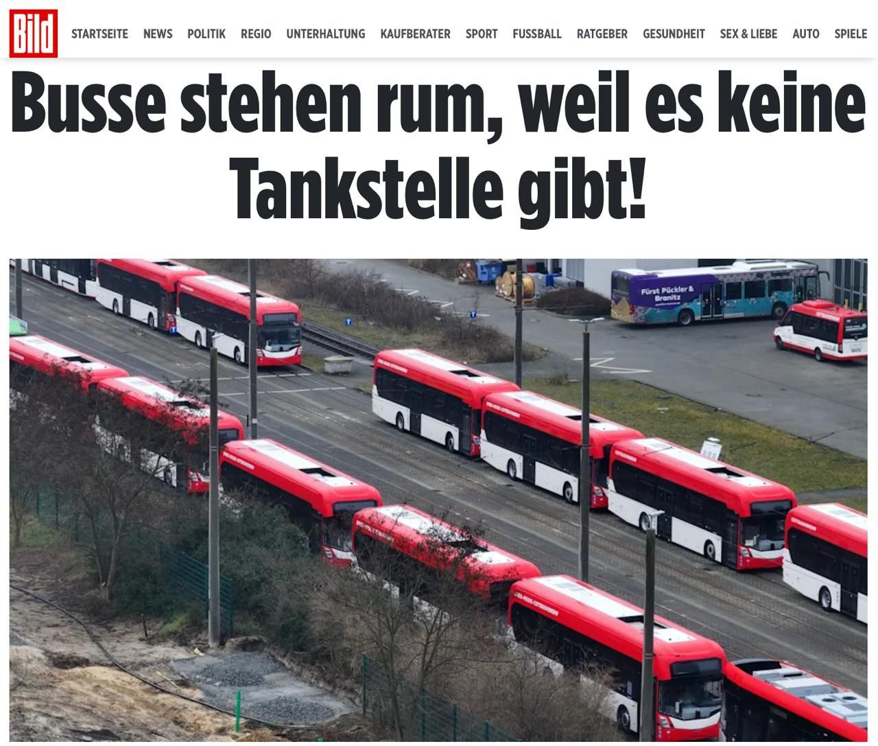 В немецком Котбусе 46 автобусов на водородном топливе простаивают уже почти год и поедут не раньше осени следующего года Причина в отсутствии хотя бы одной заправочной станции Каждый закупленный дефицитным бюджетом города автобус стоил 650 000 евро При этом даже ускорение строительства заправочной станции в первом полугодии 2026 года не поможет местный энергетический концерн LEAG сможет поставить электролизер для производства водорода из экологически чистой электроэнергии только в конце следующей осени сообщает Bild