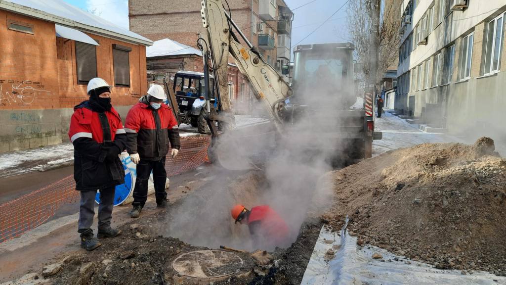 Теплосети Ростова срочно нуждаются в модернизации  Генеральный директор Лукойл-Ростовэнерго Сергей Левченко сообщил, что к 2034 году износ теплосетей достигнет 82%. Компания владеет 435 километрами сетей, из которых распределительные изношены на 61%, а магистральные — на 48%.   В результате город сталкивается с многочисленными коммунальными авариями. Для решения этой проблемы предлагается десятилетняя инвестиционная программа, предусматривающая замену 20 километров труб ежегодно. Это   снизит износ до 40%, но требует инвестиций в размере 33,8 миллиардов рублей. По словам Левченко, такие затраты непосильны ни для жителей города, ни для городской администрации.    Подписаться   Прислать новость