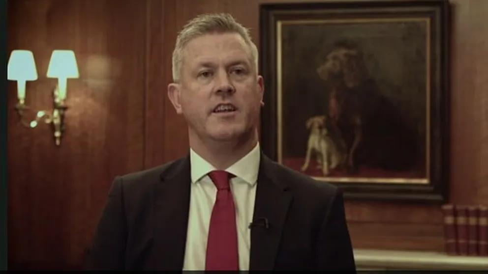 Британский банкир и миллионер 740 раз проехал на поезде без билета Бывший топ менеджер финансового конгломерата HSBC Джозеф М предстал перед судом в Лондоне за систематический проезд без полной оплаты билетов Как сообщают британские СМИ за 11 месяцев он около 740 раз использовал специальную уловку покупал билеты только на начальный и конечный участки маршрута оставляя дыру в середине Ущерб железнодорожной компании составил примерно 6700 евро По данным обвинения Джозеф М действовал изощренно и использовал вымышленные имена и адреса для покупки билетов в период с октября 2023 по сентябрь 2024 года Он признал вину Он не может объяснить почему сделал это цитирует The Times его адвоката Уилла Хэнсона Ранее Джозеф М занимал руководящую должность в HSBC Global Asset Management и в прошлом году вышел на досрочную пенсию Суд приговорил его к десяти месяцам лишения свободы условно 80 часам общественных работ и запрету пользоваться услугами Southeastern Railway в течение года Судья отметил что подсудимый прекратил незаконную практику до задержания BILD Russian