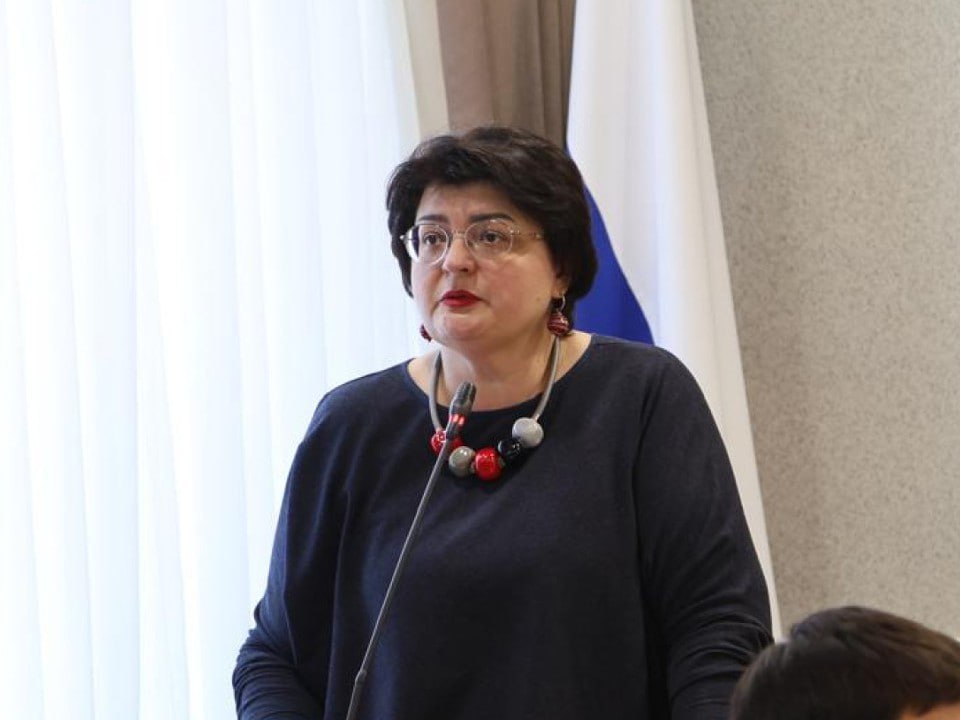 В Уфе судят экс-замглавы минздрава Башкирии за отказ выдавать лекарства по решениям суда  Бывшую замминистра здравоохранения Башкортостана Ирину Кононову обвиняют в халатности и неисполнении судебных решений.  По данным следствия, при наличии решений судов и заключений врачебных комиссий она не обеспечила жизненно необходимыми препаратами неизлечимо больного ребёнка и двух инвалидов, несмотря на то, что у минздрава были средства.    Факты из дела:    Ребёнок 98 дней ждал питание и 462 дня — стойку для аппарата ИВЛ.   Женщина с тяжёлым заболеванием ждала лекарство трикафта 133 дня, получив отказ из-за «отсутствия денег».   Ещё один инвалид 3-й группы также получил отказ, хотя в том же году правительство выделило на лекарства 506,4 млн ₽.  Кононова вину не признала, заявив, что «факты извращены».  ZAB.RU