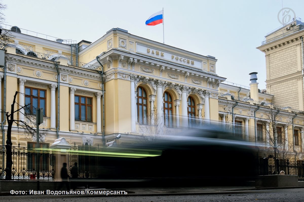 ЦБ собирается ввести целый ряд послаблений для банков с базовой лицензией. В частности, новшества коснутся работы кредитных организаций с МСП, субъектами РФ, участия в проектах, связанных с технологическим суверенитетом.   Эксперты считают, что это поможет банкам сэкономить капитал, но в нынешних условиях мера выглядит избыточной.    Подписывайтесь на «Ъ» Оставляйте «бусты»