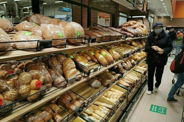 Миллионы тонн продуктов которые ежегодно уничтожают в России могут пустить на переработку а после нее на корм сельскохозяйственным животным и другие цели Это предполагает внесенный в Госдуму группой сенаторов и депутатов законопроект о котором узнала Парламентская газета Как только срок годности товара истек магазин обязан снять его с полок и уничтожить Продавать просроченные продукты со скидкой отдавать их на благотворительность и даже просто выбрасывать в мусорные контейнеры запрещено Неоднократно в Госдуму поступали инициативы о запрете уничтожать такую еду предлагали также продлить срок годности для ряда продуктов но ни один из подобных законопроектов так и не приняли Между тем объем уничтожаемой еды в России огромный По экспертным оценкам каждый год уничтожают 17 миллионов тонн продуктов из них от 2 до 5 миллионов тонн пригодны в пищу Продовольствие выбрасывают и когда например помялась упаковка товар потерял кондиционный вид 9 октября депутаты ГД внесли на рассмотрение законопроект которым предлагают запретить уничтожение вторичных пищевых ресурсов Правительство должно определить перечень таких ресурсов и установить порядок их утилизации И начать предложили с хлеба просроченные буханки могут пойти на корм животным Известно что торговые сети и рады бы передавать продукты на благотворительность но налоговое законодательство устроено так что если они захотят это сделать то должны заплатить за это 20 процентов НДС поэтому еду утилизируют