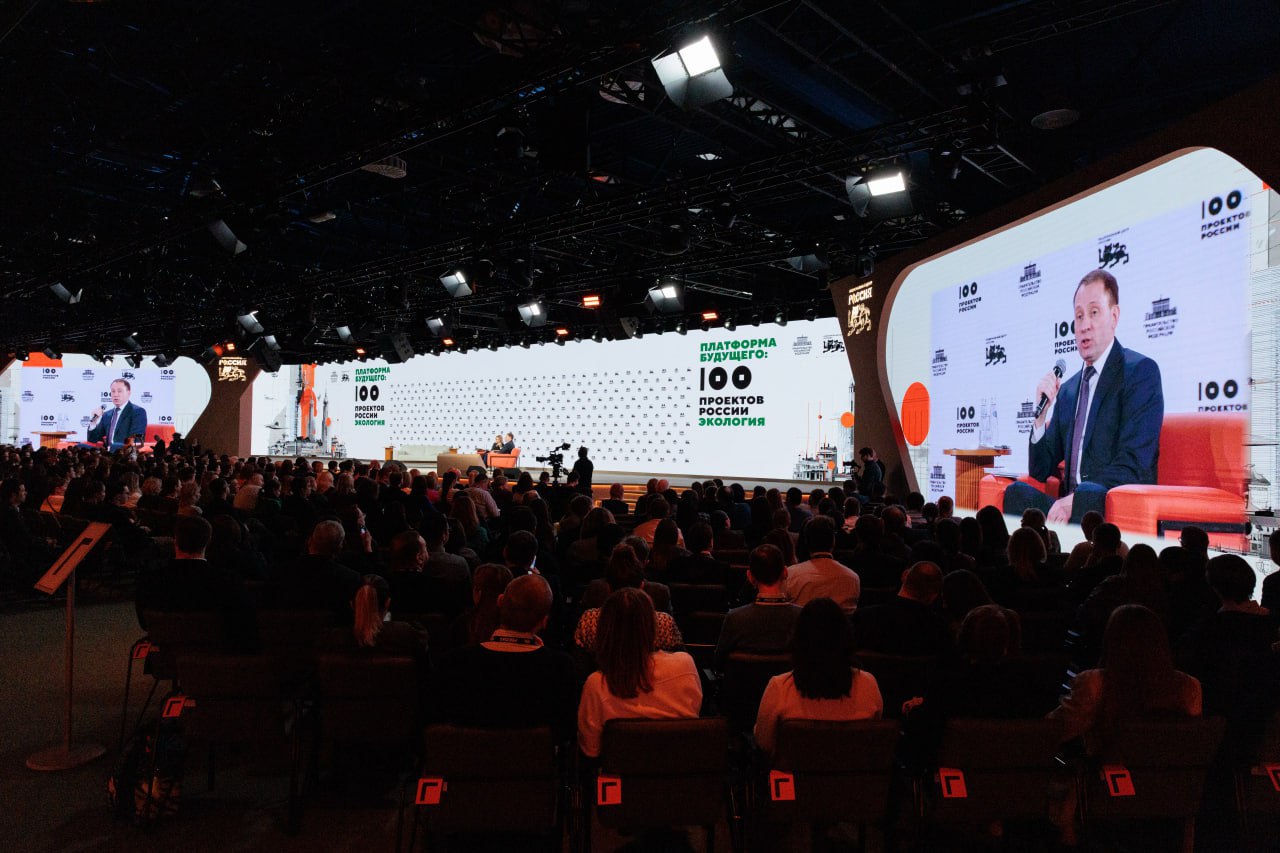 На платформе будущего обсудили синергию недропользования и экологии В Национальном центре Россия прошла тематическая встреча Платформа будущего 100 проектов России посвящённая национальному проекту Экологическое благополучие Мероприятие открытое Министром природных ресурсов и экологии РФ Александром Козловым собрало руководителей ключевых ведомств для подведения итогов 2025 года и определения задач на 2026 й В ходе сессии выступили Руководитель Росприроднадзора Светлана Радионова Генеральный директор ППК Российский экологический оператор Ирина Тарасова Руководитель Рослесхоза Иван Советников Руководитель Росводресурсов Дмитрий Кириллов Руководитель Росгидромета Игорь Шумаков и Руководитель Роснедр Олег Казанов Олег Казанов в своём выступлении развеял стереотип о противоречии между недропользованием и экологией Он подчеркнул что все современные технологии от электромобилей и солнечных панелей до систем накопления энергии создаются на основе минеральных ресурсов добыча которых должна быть организована ответственно Ключевой задачей федерального проекта Геология возрождение легенды Олег Казанов назвал обеспечение сырьём для новой экономики уделив особое внимание дефицитным и стратегическим металлам При планировании геологоразведочных работ Роснедра сразу закладывают экологические требования минимизируя воздействие на окружающую среду В завершение Руководитель Роснедр привёл пример ответственного подхода к разработке урановых месторождений Существует стереотип что добыча урана это всегда грязное производство Но это не так если подходить к процессу разумно Основную потенциальную опасность представляют не сам уран а продукты его распада Когда мы планируем геологоразведочные работы мы ищем месторождения где можно применять метод скважинного подземного выщелачивания Чистый уран поднимается на поверхность а все продукты распада остаются на глубине Люди и не знают что в трёх километрах от них работает урановое производство Вот примерно таким способом мы учитываем потребности экологии  Мероприятие подтвердило важность межведомственного взаимодействия для достижения национальных экологических целей и устойчивого развития минерально сырьевого комплекса России От Молодёжного совета ИМГРЭ в форуме приняли участие Беляева Диана и Волошина Ангелина