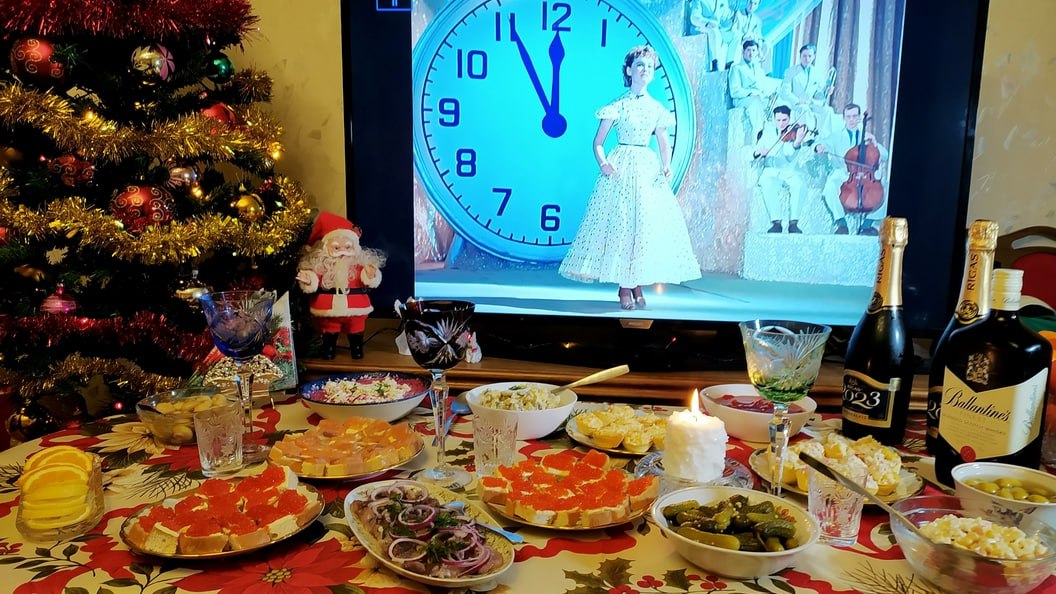 Не изменяя традициям подсчитали стоимость застольного новогоднего салата С приближением новогодних праздников россияне готовятся к встрече любимого праздника а вместе с этим появляются и новые ценовые реалии Аналитики рассчитали Индекс оливье на 2025 год который показал что средняя порция знаменитого новогоднего салата теперь стоит 175 рублей что на 33 рубля больше чем в прошлом году Приготовление оливье на компанию из четырёх человек обойдётся в 701 рубль в то время как в 2024 году это стоило 568 рублей Основной причиной подорожания стал рост цен на ингредиенты особенно варёную колбасу Несмотря на увеличение расходов россияне по прежнему с нетерпением ждут новогодних праздников и традиционного застолья с любимым салатом