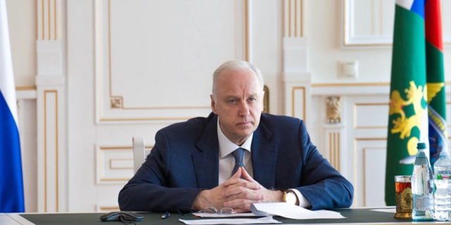 Русская Община обратилась к Бастрыкину — мигранты кошмарят ТЦ «Сан-Сити» в Новосибирске В Новосибирске члены «Русской общины» обратились к председателю Следственного комитета России Александру Бастрыкину с жалобой на мигрантов, которые совершают правонарушения в отношении посетителей торгового центра «Сан-Сити», сообщает организация. Как утверждают общественники, регулярные нападения на сибиряков со стороны приезжих имеют национальный характер. «Ещё в прошлом году к нам стала поступать информация <…> Мы начали наблюдение за ситуацией и выяснили, что там действует целый мигрантский интернационал», — пишут члены организации. Кроме того, они предполагают, что в банду также входят местные подростки. В своем обращении общественники попросили следователей перепроверить основания отказов в возбуждении уголовных дел, а Бастрыкина — лично взять инцидент на контроль. НДН.инфо