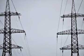 В двух районах Иркутска произошло аварийное отключение света 25 сентября Жители Октябрьского и Кировского районов Иркутска днем 25 сентября столкнулись с неожиданным и масштабным отключением электроэнергии Аварийное отключение затронуло не только жилые дома но и социальные объекты включая школы и больницы Также на улицах не работают светофоры Как сообщили в телеграм канале Свет38 На данный момент причина отключения неизвестна Специалисты уточняют эту информацию и то когда восстановят электроснабжение