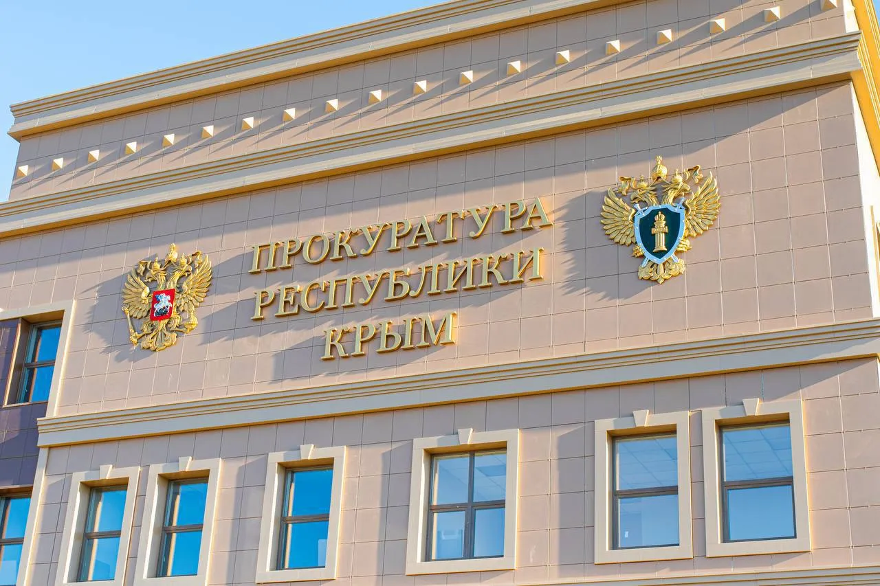 Житель Сакского района осужден за вождение в нетрезвом виде Установлено что 31 летний подсудимый будучи привлеченным к административной ответственности вновь сел за руль автомобиля Шевроле Ланос в состоянии опьянения Не справившись с управлением мужчина совершил ДТП Прибывшие на место происшествия сотрудники Госавтоинспекции установили у водителя признаки опьянения что подтвердилось в результате исследования Суд приговорил виновного к 200 часов обязательных работ с лишением права управления транспортными средствами на 2 года  Автомобиль подсудимого конфискован в доход государства