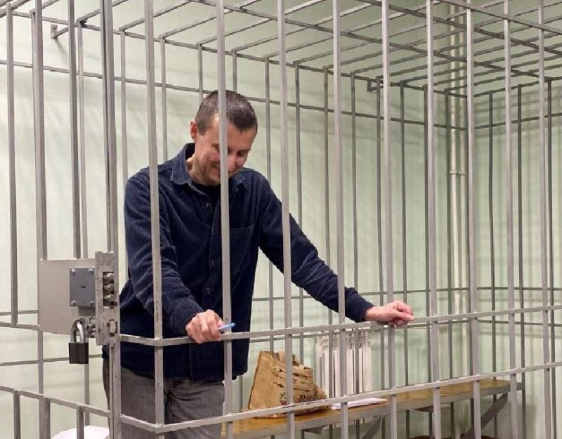 Красноярский краевой суд не стал пересматривать приговор экс-депутату ЗС Александру Глискову. Ему назначили десять лет колонии строгого режима и штраф в десять миллионов рублей. Рассмотрение апелляции прошло 20 мая. Как рассказали представители Глискова, прокурор предложил оставить решение без изменений. Сам бывший депутат выступил с последним словом. Он повторил, что не признаёт вину и считает дело сфабрикованным. «Приговор писали будто разные люди, состоит из трех частей: переписанное обвинительное, показания свидетелей, вольно интерпретированные. Мотивировочная часть приговора воспроизводит выступление прокурора на прениях со всеми и нелепостями. В приговоре масса противоречий между мотивировочной и описательной частью. Все аргументы защиты никак не оценены. Не перечислены в приговоре все многочисленные документы защиты. Все чем располагает сторона обвинения — пересказы вранья и слухов нескольких человек. Вменяемое не совершал», — сказал Глисков. Подробнее – на Бабре #красноярск