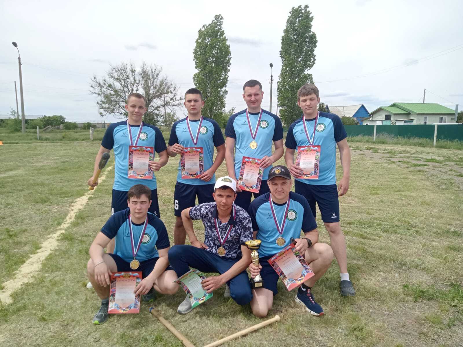 Очередной этап сельских спортивных игр Камышинского района прошёл в посёлке Госселекстанция. Шесть команд из Таловского, Нижнедобринского, Воднобуерачного, Лебяженского поселений, Петрова Вала и посёлка Госселекстанция соревновались в исконно русских видах спорта: городки и русская лапта. В игре по городкам первое место заняла команда Петрова Вала, её участникам удалось сбить четыре фигуры больше всех . Второе место - у Лебяженского поселения, а третье - у Воднобуерачного. В русской лапте традиционно равных не было спортсменам из Госселекстанции, которые участвовали двумя командами. Основная - мужская и вторая - юношеская, в составе которой были девушки. Первое место заняла Госселекстанция, второе - Таловка, третье Нижняя Добринка и четвёртое - юношеская команда Госселекстанции. Этими соревнованиями был пройден экватор спартакиады. Впереди ещё три этапа. Завершающий пройдёт в августе, на День физкультурника, и будет представлен соревнованиями по гирям, перетягиванию каната и армрестлингом.