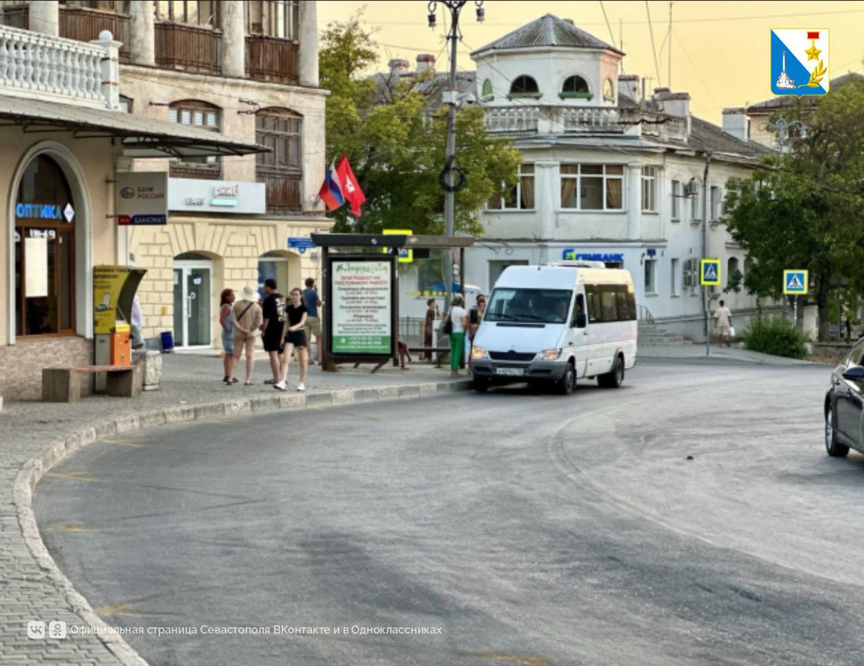 Проверяем работу общественного транспорта По поручению Михаила Развожаева сотрудники Департамента транспорта контролируют работу перевозчиков на городских маршрутах Поводом стали жалобы жителей на работу автобусов особенно в вечернее время на улицу Жидилова В результате выявлены нарушения в соблюдении расписаний на маршрутах 1 4 17 26 28 112 причем 4 и 112 допускали систематические сбои В адрес перевозчика направлены предписания об устранении нарушений Контроль за работой общественного транспорта продолжается Подписывайтесь на наш канал в MAX