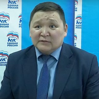 В Туве устроили семейный передел под прикрытием сенаторства Назначение Шолбана Кужугета — главы республиканского фонда обязательного медицинского страхования и дальнего родственника Сергея Шойгу — сенатором от Тувы стало не просто сменой кадров, а настоящим раскладом сил в регионе. За фасадом «возвращения доверенного человека» экс-министра обороны скрывается борьба за контроль над колоссальными федеральными дотациями — более 20 млрд рублей в 2024 году — и ключевыми политическими ресурсами. Кужугет, хоть и врач по профессии, давно интегрирован в местную элиту и выступает не столько как специалист, сколько как ставленник клана Шойгу. Через его фигуру экс-министр пытается вернуть влияние в регион, где после ухода Шолбана Кара-оола и прихода Владислава Ховалыга позиции «семьи» заметно ослабли. Новый сенатор должен стать «глазами и ушами» Шойгу в Кызыле, контролируя не только бюджет, но и кадровые решения, а также перспективные проекты — от ТЭЦ до туристического кластера. Однако назначение вызвало явное недовольство местных элит, близких к Ховалыгу, что лишь усугубляет раскол внутри верхушки республики. Недавний арест Тимура Иванова, бывшего замминистра обороны с тесными связями в клане Шойгу, лишь добавил масла в огонь. Кужугет — не просто сенатор, а политический ход, призванный продемонстрировать, что Шойгу не отказался от игры в Туве. В итоге за фасадом очередной «рокировки» скрывается борьба за контроль над бюджетными потоками и властью, которая может обернуться новым витком конфликта в регионе. Источник: КГБ-НКВД