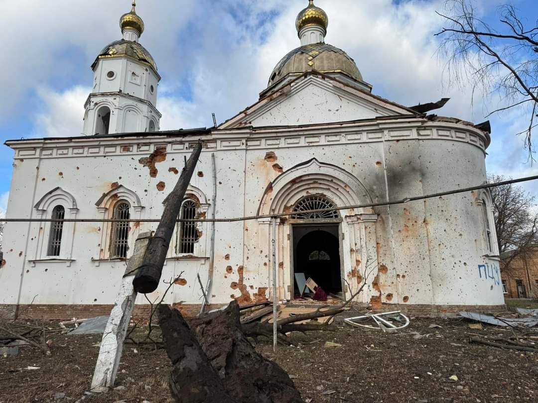 Атаке ВСУ подвергся еще один объект культурного наследия регионального значения – «Церковь Дмитриевская», который находится в селе Казачья Локня Суджанского района. История этого храма насчитывает почти полтора века. Согласно «Справочной книге о церквах, приходах и причтах Курской епархии за 1908 год» объект был возведен из камня в 1880 году и освящен в честь святого Дмитрия Солунского.    В годы советской власти Дмитриевская церковь подверглась серьезным разрушениям. В 1920-е годы из нее были изъяты церковные ценности общим весом почти 3 килограмма. Храм был закрыт и приспособлен под склад.      С течением времени церковь ветшала и разрушалась. Ее восстановление началось только в конце XX века. По имеющимся данным, в 2010-е годы была завершена внешняя отделка храма, после чего приступили к внутренним работам. Церковь была действующей, в ней проводились богослужения.    Недавно восстановленный храм пострадал в результате ударов противника. Министерство по государственной охране объектов культурного наследия Курской области направило сведения о разрушении церкви в Следственное управление Следственного комитета РФ по Курской области. #КультурноеНаследие46