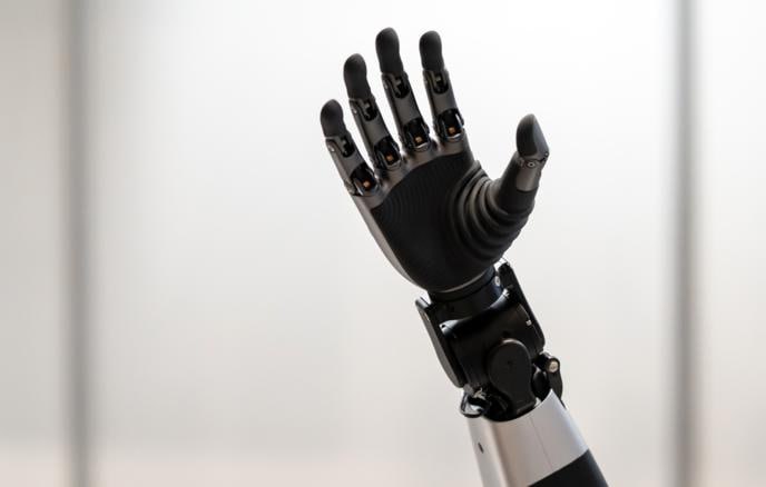 Китай запустил первый в мире завод по производству суставов для человекоподобных роботов передает South China Morning Post По ее данным новый завод в Шанхае способен производить до 100 тыс суставов в год В перспективе производительность может быть увеличена втрое В компании подсчитали что на суставы приходится почти половина стоимости одного робота jkinvest news jkinvest