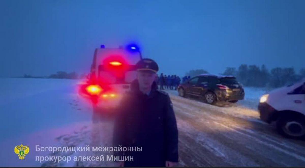 Прокуратура взяла на контроль расследование ДТП с автобусом в Богородицком районе Богородицкая межрайонная прокуратура контролирует установление всех обстоятельств ДТП с пассажирским автобусом произошедшего на территории Тульской области Авария случилась 3 января 2026 года на автомобильной трассе Богородицк Епифань в Богородицком районе По предварительным данным водитель автобуса следовавшего из Вологды в село Себино Кимовского района не справился с управлением Транспортное средство съехало на обочину и опрокинулось на правый бок Фото прокуратура Тульской области 1  2   Подпишись на новости Мы в MАХ