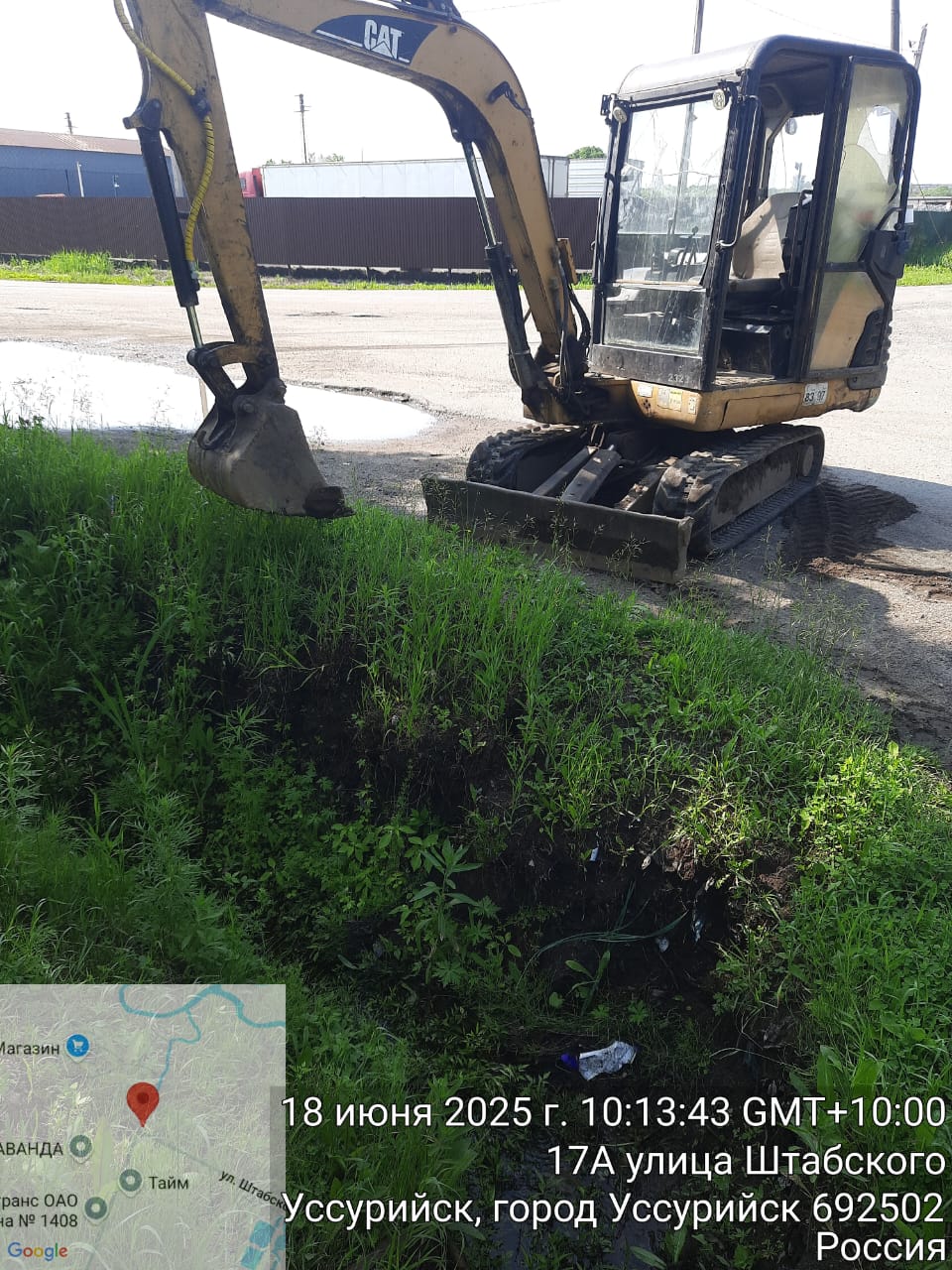 В Уссурийске продолжают очищать ливневые стоки В рамках планового обслуживания городской инфраструктуры специалисты проводят комплексную очистку ливневых стоков. На этой неделе работы выполнены на проспекте Блюхера и улице Штабского – это позволит обеспечить бесперебойный отвод воды во время осадков. Работы по обслуживанию ливневой канализации ведутся на постоянной основе и охватывают все районы города. Напомним, что ливневые стоки – это не мусорные контейнеры! Попадание в них бытового мусора, листьев и посторонних предметов приводит к засорам, нарушению работы водоотведения и повышает риск подтоплений.