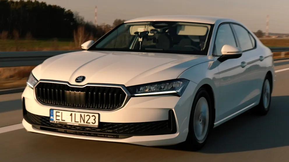 Автогонщик Мико Марчик установил рекорд проехав почти три тысячи километров без дозаправки Польский автогонщик и чемпион Европы по ралли Мико Марчик проехал на серийном автомобиле Skoda Superb 2 0 TDI 2831 километр без единой дозаправки Это новый рекорд для модели машина потребляла всего 2 6 литра топлива на 100 километров Марчик использовал обычный Superb в базовой комплектации без специальных доработок Единственные изменения спортивные пружины которые занизили кузов на 15 мм и легкие шины на стандартных 16 дюймовых дисках для снижения сопротивления Бак емкостью 66 литров был заправлен под завязку Маршрут прошел по дорогам Польши Германии и Франции причем полностью по общественным трассам Водитель тренировался заранее проехав около 20 тысяч километров чтобы найти оптимальные настройки Он придерживался скорости около 80 км ч использовал эко режим плавно разгонялся и замедлялся Теперь Марчик планирует новый вызов преодолеть 3000 километров на одной заправке на этот раз с использованием премиального топлива BILD Russian