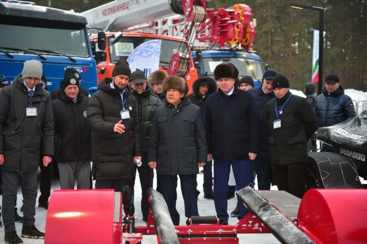 История города и автогиганта неразделимы Рустам Минниханов поздравил КАМАЗ с 50 летием Раис Татарстана в на отчетной сессии Горсовета Набережных Челнов поздравил коллектив ПАО КАМАЗ и жителей Автограда с 50 летием выпуска первого грузового автомобиля Символично что отчетное заседание городского совета проходит в знаменательную дату В этот день ровно 50 лет назад с главного сборочного конвейера сошел первый грузовик КАМАЗ отметил Минниханов Он подчеркнул роль компании в развитии промышленности и технологического лидерства страны Сегодня КАМАЗ крупнейшая автомобильная корпорация Российской Федерации входит в двадцатку мировых производителей тяжелых грузовиков является лидером по выпуску отечественных грузовых автомобилей автобусов развитию электрических и беспилотных автомобилей вносит огромный вклад в укрепление обороноспособности страны Особая гордость команда КАМАЗ мастер Раис РТ также отметил историческое значение предприятия для города Решение о строительстве КАМАЗа стало судьбоносным для Набережных Челнов который из маленького городка превратился в крупный индустриальный центр История города и автогиганта неразделимы отметил Минниханов iatatarinform tatarinform