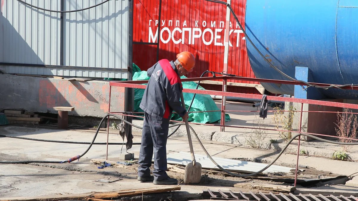 Более 2 млрд рублей неустойки насчитали за проект станции метро «Сормовская» «Ко 2 июня АО “Моспроект-3” не разработало и не представило заказчику ни одного тома проектной или изыскательской документации по объекту, не получено ни одного положительного заключения госэкспертизы», — указал и.о. гендиректора ГУММиД Александр Колупаев в претензии, отметив, что из-за отсутствия утвержденного проекта территорию еще не начали готовить к строительству. Заказчик рассчитал сумму неустойки за полугодовую просрочку по графику работ и предложил генподрядчику уплатить еще 100 тыс. руб. штрафа. Контракт по строительству станции метро в Сормово стоимостью 19,4 млрд руб. был заключен в августе 2022 года. По документам работы нужно закончить до конца 2026 года. Фото: Роман Яровицын, Коммерсантъ Подписывайтесь на «Ъ-Приволжье» Оставляйте «бусты»