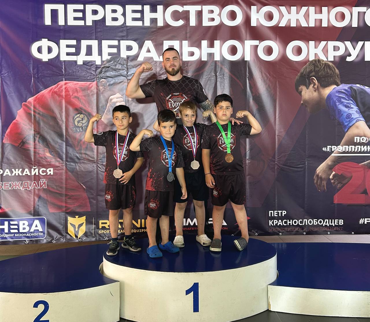 Итоги первенства ЮФО по спортивной борьбе В эти выходные 7–8 июня в г. Майкоп в столице Адыгеи прошло первенство Южного федерального округа по спортивной борьбе, собравшее более 500 участников — юных, амбициозных, заряженных на победу! Темрюкский район под флагом сборной Краснодарского края достойно представила команда из станицы Старотитаровской, подготовленная под чутким руководством Медведева Александра Владимировича. В состав команды вошли: Мкртчян Саят Мкртчян Андраник Айрапетян Гор Головко Тимур Каждый из наших спортсменов стал призёром этого престижного турнира! Это не просто медали — это результат ежедневной работы, дисциплины, внутренней силы и, конечно же, командной поддержки Огромная благодарность родителям и всей спортивной семье Старотитаровской за веру, поддержку и неоценимый вклад в развитие молодого поколения. - Ваши истории, видео, запросы на размещение рекламы и объявлений присылайте в