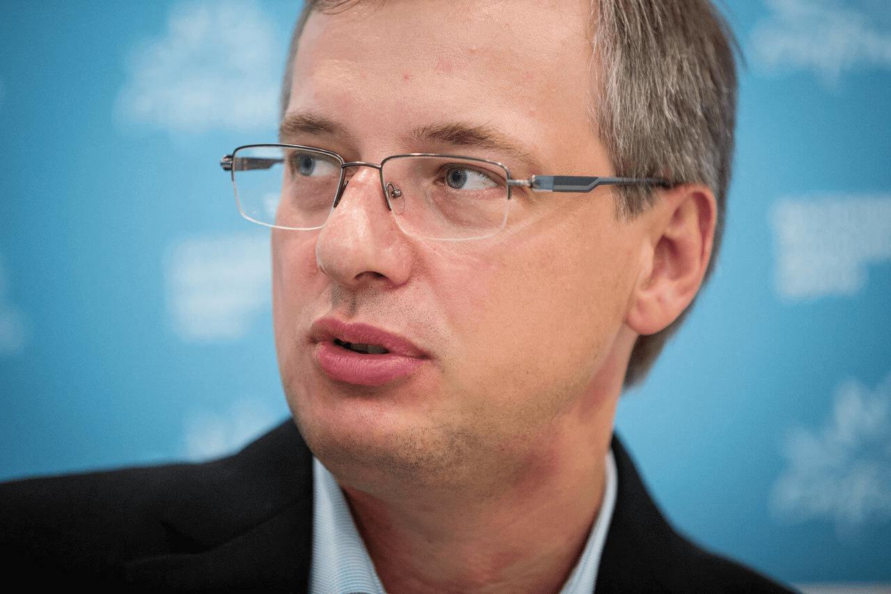 Глава DNS обвинил Wildberries в продаже контрафактных кроссовок  Дмитрий Алексеев купил на маркетплейсе беговые кроссовки ASICS GEL-KAYANO 31 за 7 тыс. рублей, потому что не хотел покупать в Спортмастере за 25 тыс. На сайте Asics такая модель стоит $124  9 тыс. руб. . Алексеев опубликовал чек покупки с ИНН продавца: 00000000000, что, по его мнению, говорит о контрафакте. Алексеев занимает 90 место в Рейтинге 146 миллиардеров России. Forbes — 2025. Так что, очевидно, покупкой кроссовок подешевле он озадачился ради самого кейса или по другим соображениям. Глава DNS достаточно жестко высказался по поводу соблюдения требований «Честного знака»:  Выходит, что вся эта система “Честных знаков”, которая вводится для защиты от подделок, это все для лохов? На лидера рынка общие правила не распространяются?  в России WB продает больше всех одежды   Есть те, кому можно торговать без всяких “знаков”?, – пишет Алексеев.  Вот что ответили в пресс-службе Wildberries & Russ:  В этом случае указана B2C-покупка у иностранного продавца, в рамках которой маркировка не требуется, так как товары приобретаются для личных нужд  в соответствии с пунктом 2 Правил маркировки товаров физические лица, приобретающие товары для личных нужд у иностранных продавцов, не являются участниками оборота товара . В свою очередь для нерезидентов указанные нули в ИНН в чеке являются требованием текущего законодательства. При этом НДС уплачивается в стране нахождения продавца, когда ему производится выплата за товар.   В WB утверждают, что «поддерживают инструменты, которые помогают клиентам удостовериться в качестве и оригинальности продукции» и соблюдают требования обязательной маркировки по системе “Честный знак”. В своем первом посте Дмитрий написал, что пробежался в кроссовках, и «это действительно классные кроссовки для бега». Ждем дальнейшего развития истории, которая может вывести на новый уровень спор о контрафакте на маркетплейсах. История затрагивает интересы и конкурентов, и покупателей, не зря она уже разошлась по Телеграм-каналам.   ™  Fashion retail