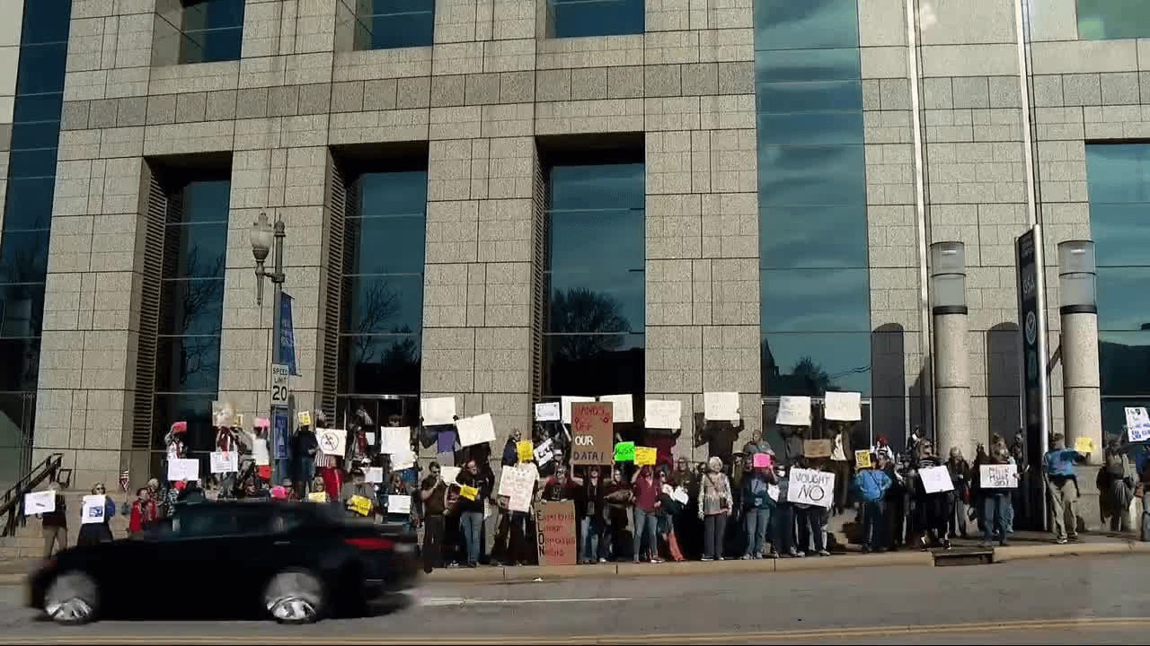 «Никто не голосовал за Илона Маска»: В США начались массовые протесты против действий Трампа и его новой администрации  Прошло меньше месяца с момента вступления Дональда Трампа в президентскую должность, у в США уже зародилось движение 50501, целью которого его участники заявили «децентрализованный быстрый ответ на антидемократические, деструктивные и, во многих случаях, незаконные действия, предпринимаемые администрацией Трампа и его плутократами».  Действия Трампа и Илона Маска вызывают обеспокоенность многих американцев о будущем своей страны, что выводит их с плакатами на протесты в разных городах США. Среди плакатов, которые держали люди, были такие, как: «Никто не голосовал за Илона Маска», «Я не голосовала за Маска!! Остановите переворот!!», «Если это “Великая”, сделайте Америку вновь Хорошей!» и другие.  Сенатор Элизабет Уоррен обвинила Маска в покупке президентских выборов для Трампа и заявила, что теперь он собирается получить прибыль от своих инвестиций получив доступ к системе, которая «гарантирует, что ваш дедушка вовремя получит свой чек социального обеспечения».  Сенатор Крис Мерфи назвал закрытие администрацией Трампа Агентства США по международному развитию незаконным захватом власти. Сам же Трамп утверждает, что «имеет право» на предпринятые им действия.  #сша  Подписаться   Поддержать RusNews