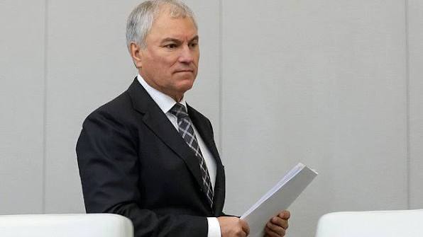 Госдума ждет от Центрального банка конкретных шагов по снижению ключевой ставки заявил Председатель Госдумы Вячеслав Володин Для чистоты отношений в отношении банков и ключевой ставки мы с вами на следующей неделе в четверг посвящаем этому отдельное заседание И у нас публичная позиция во всяком случае другой от депутатов не слышал мы ждем от Центрального банка конкретных шагов по снижению ключевой ставки заявил он Так 30 октября запланировано рассмотрение на заседании Госдумы основных направлений единой государственной денежно кредитной политики на 2026 год и плановый период 2027 и 2028 годов Данный документ должна будет представить председатель Банка России Эльвира Набиуллина Напоминаем что в этом году заседания ЦБ по ключевой ставке пройдут 24 октября и 19 декабря