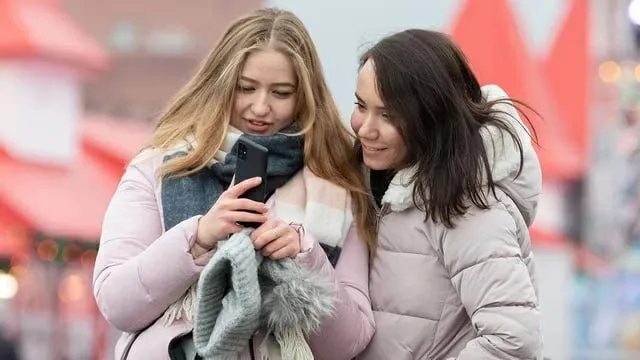 Приложения для знакомств могут попасть в белые списки чтобы доступ к ним сохранялся даже при ограничениях интернета С такой инициативой выступили в Госдуме Там отметили что дейтинг приложения социальный инструмент который помогает знакомиться выстраивать отношения и создавать семьи Если государство хочет повышать рождаемость нужно учитывать что сегодня многие пары строят общение онлайн добавили в ГД jkinvest news jkinvest