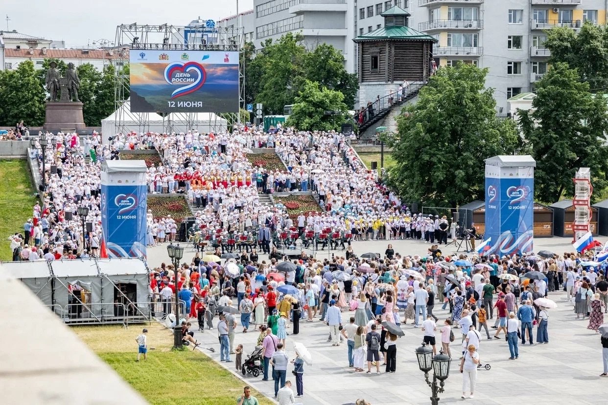 В День России в центре Екатеринбурга жители хором спели гимн. Сотни уральцев в Историческом сквере на Плотинке исполнили гимн страны и песни военных лет. Подписаться Новости Екатеринбурга