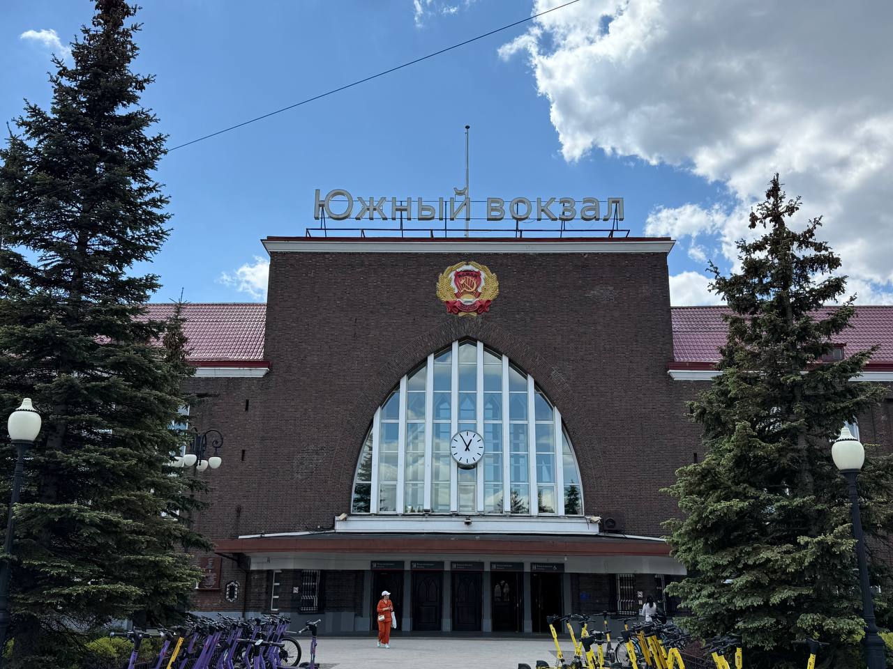 Поезд Калининград-Челябинск возобновит движение со 2 июня Он будет курсировать всё лето и до 15 сентября, рассказали в пресс-службе Калининградской железной дороги. С Южного вокзала поезд будет отправляться по понедельникам в 09:55 и следовать через Смоленск, Тулу, Пензу, Самару и Уфу. — В Челябинск состав будет прибывать по четвергам в 06:18. Время в пути составит 2 дня 17 часов и 23 минуты. Обратно из Челябинска поезд будет отправляться по четвергам в 19:35 и прибывать на Южный вокзал в воскресенье в 13:25. КАСКАД Прислать новоcть