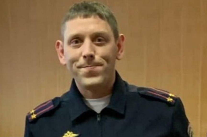 Замначальника полиции Ухты, обвиняемый в пытках женщины, подписал контракт с Минобороны России Городской суд Ухты приостановил рассмотрение уголовного дела в отношении замначальника полиции города, 36-летнего подполковника Владимира Торлопова, так как он заключил контракт с министерством обороны. Об этом «Медиазоне» сообщили в пресс-службе суда, где должно было рассматриваться дело о превышении должностных полномочий с применением насилия ч. 4 ст. 286 УК . Торлопова обвиняли в том, что он пытал женщину, требуя от нее признаться в убийстве. Полицейский душил ее и бросал на тело убитого, а затем уже в отделе полиции Ухты таскал ее за волосы и наступал ей на спину, пытаясь выбить признательные показания. Подписаться Прислать новость
