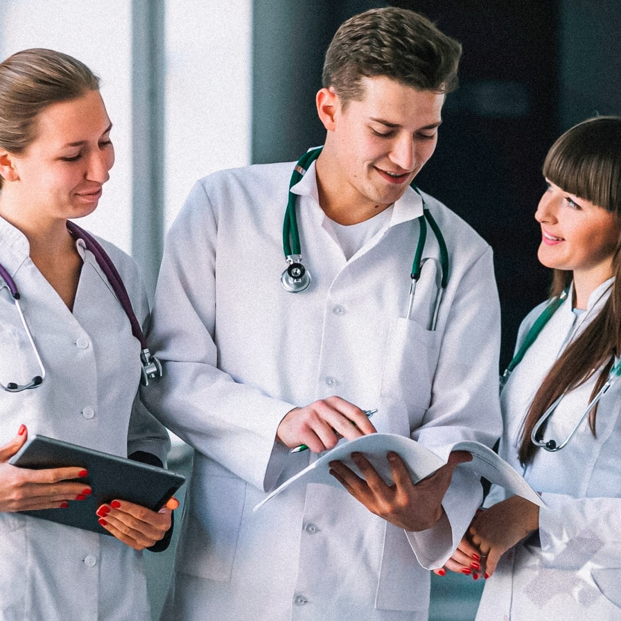 Студенты медики массово отчисляются из за закона об обязательной отработке После введения обязательной трёхлетней работы по распределению для выпускников медиков многие студенты на последних курсах начали уходить из вузов По мнению властей закон призван укрепить систему здравоохранения но студенты реагируют массовым уходом нужно понять что врачи не расходный материал как будто отработка не так и не плоха НМШ