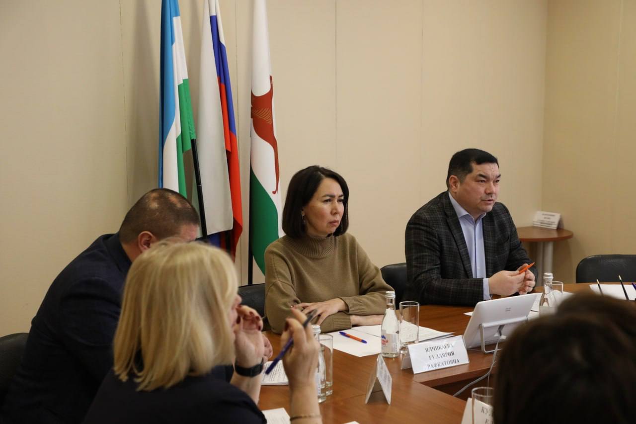 Вице премьер Башкирии предложил освободить учителей от отчетов чтобы они занимались детьми Об этом Урал Кинсельбаев заявил на заседании комиссии по делам несовершеннолетних и защите их прав На мероприятии обсуждали недавние происшествия связанные с нападениями подростков в Уфе В качестве одной из мер решения проблемы чиновник предложил снизить нагрузку на заместителей по воспитательной работе чтобы педагоги больше занимались детьми а не отчетами По его словам в психологической поддержке нуждаются не только дети но и педагоги Главврач психотерапевтического центра Башкирии Наталья Тулбаева сообщила что специалисты готовы консультировать педагогические коллективы А вы как видите решения проблемы utv ru UFA RB Подписаться Прислать новость