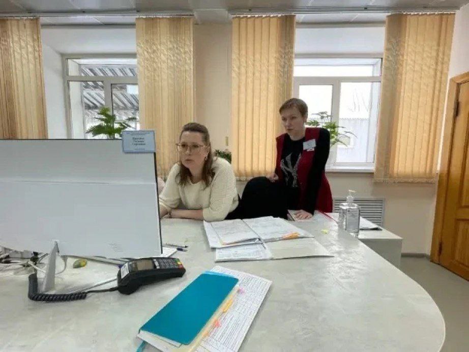 Хабаровскому центру реабилитации инвалидов окажут федеральную поддержку Средства выделят на повышение производительности труда С помощью рекомендаций экспертов учреждение планирует внедрить бережливые технологии и повысить качество предоставляемых услуг В частности речь идет об оптимизации процесса подготовки документов В центре нередки случаи когда иногородний клиент после завершения курса реабилитации хочет уехать домой раньше запланированного срока Однако он не может оперативно покинуть учреждение по действующим правилам необходимо подписать акт предоставленных услуг с двух сторон Центра и клиента Акт учреждения подписывает лично директор из за чего ожидание затягивается Рабочая группа изучит в центре способы оптимизации процесса оформления рассказала заместитель директора Центра реабилитации Ирина Шеина Работа по охвату организаций социальной сферы бережливыми технологиями ведется по указу президента России Владимира Путина Будь в курсе событий везде ОК VK MAX