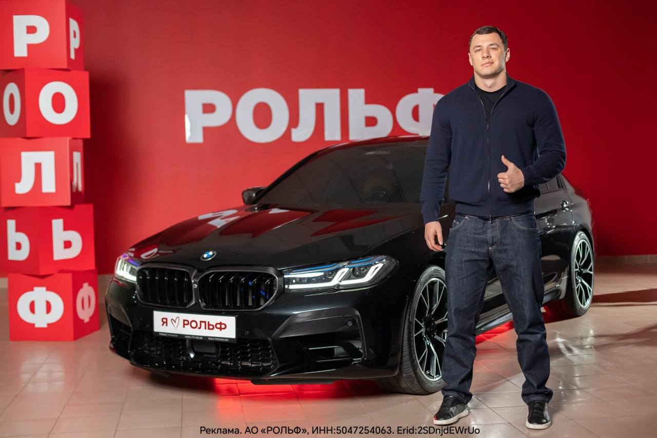MACAN перед уходом в армию продает свою легендарную BMW M5 Сейчас она находится в РОЛЬФ Юго Восток Говорят что можно придти и сфотографироваться с машиной Ну а если есть бабки то заявку на покупку подавать тут И уже 27 октября будут связываться с теми кто подал заявку и тот кто первый подтвердит покупку забирает BMW M5 Часть денег с продажи рэпер отдаст на именные стипендии Герои асфальта РОЛЬФ от MACAN для молодых автомехаников Прошла эпоха братья плачут