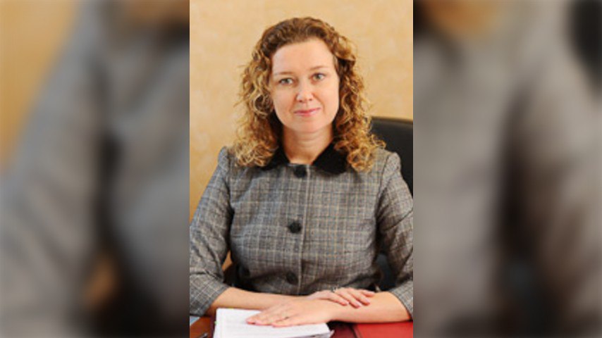 В Омске неожиданно уволилась директор департамента жилищной политики Ольга Парфенова возглавлявшая департамент жилищной политики Омска покидает свой пост Мэр города Сергей Шелест прокомментировал уход Парфеновой отметив что это было её личное решение Ольга Юрьевна настоящий профессионал ответственный и глубокий человек Уверен что её опыт и навыки найдут новое применение в будущем Искренне желаю ей успехов на новом поприще До назначения нового руководителя департаментом временно будет руководить первый заместитель директора Дмитрий Хрищенко Фото администрация Омска Om1 Омск в МАХ