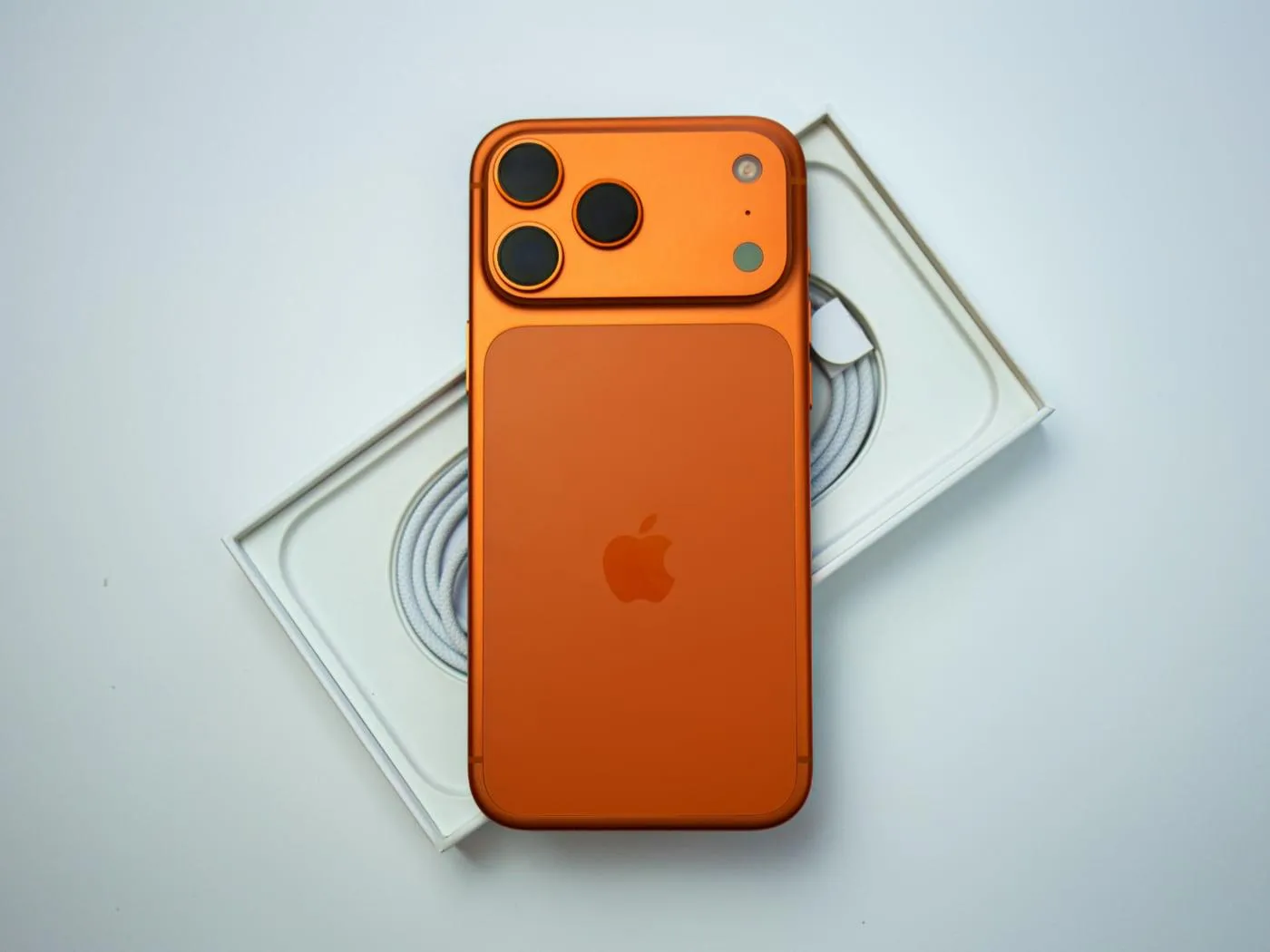 Память для iPhone подорожает в 4 раза и займет до 45 себестоимости Apple теряет влияние на поставщиков По оценкам JPMorgan к 2027 году на память будет приходиться до 45 от стоимости всех компонентов iPhone хотя сейчас затраты на память составляют не более 10 Apple закупает память примерно для 250 млн iPhone каждый год Исторически она является одним из крупнейших заказчиков в этой отрасли Но если раньше Apple могла диктовать свои условия то теперь ей приходится конкурировать с другими компаниями за поставки Это связано с тем что ведущие производители памяти отдают приоритет центрам обработки данных   www iphones ru 1370183 новости iphonesru