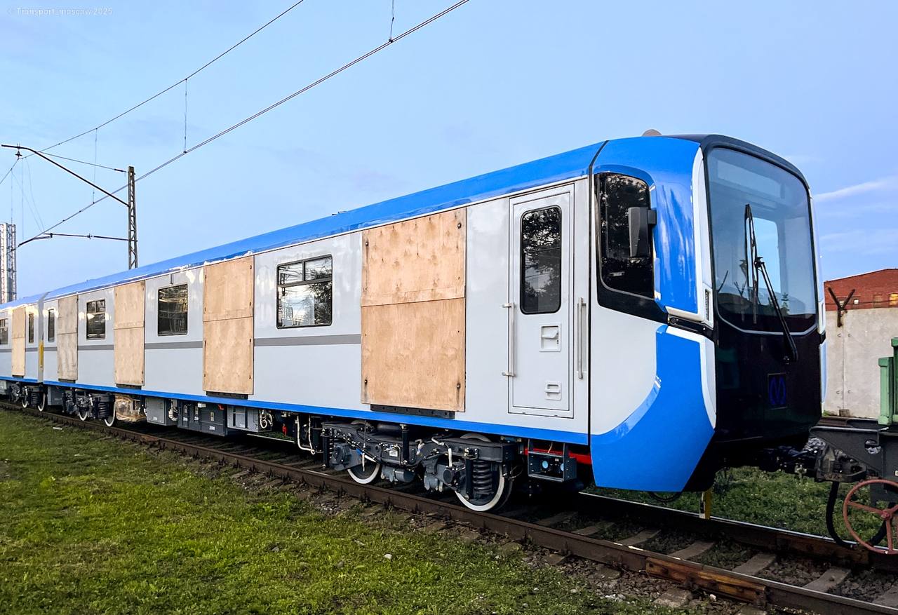 2   На Метровагонмаше завершили основные работы по сборке первого синего «Балтийца»!  На Метровагонмаше завершили все основные работы с кузовом, теперь работникам ОЭВРЗ предстоит работать внутри.  В ходе досборки установят двери, сделают салон и смонтируют всё нужное оборудование. После состав отправится на итоговые испытания, после успешного прохождения состав отправится в Петербургский метрополитен.  До 2030 года Московско-Петроградская линия будет полностью обновлена на новые составы типа «Балтиец».  Фото: Transport_moscow    Подпишись   Пришли новость