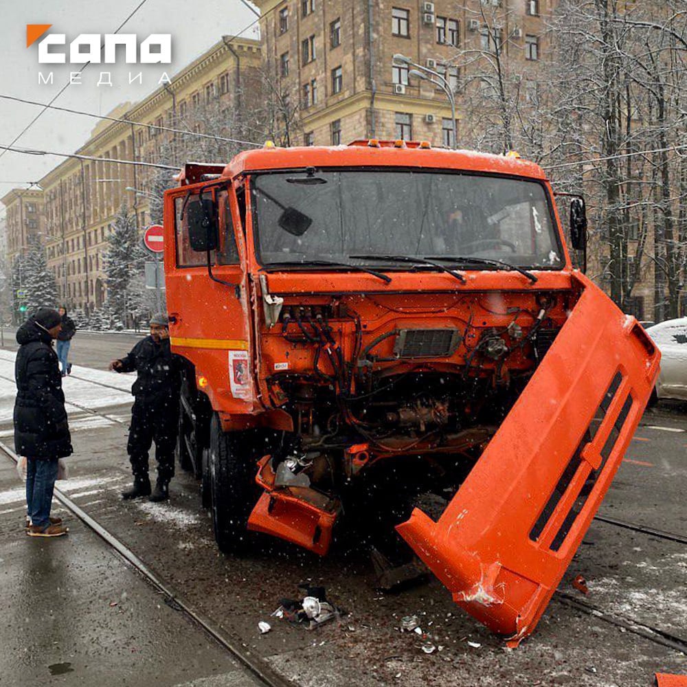 Самосвал КамАЗ протаранил трамвай в Москве   ДТП произошло около станции метро Войковская. Водитель спецтехники по неизвестной причине выехал на трамвайные пути и разнес все стекла по левой стороне вагона.    Пассажиры выбирались на улицу через разбитые окна. Им на выручку пришли прохожие. По предварительной информации, обошлось без пострадавших.