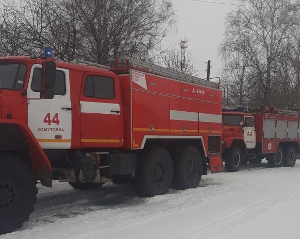 В Курской области при пожаре погиб 26-летний парень  Трагедия произошла в селе Калиновка Хомутовского района. Там горел жилой деревянный дом. Пламя повредило стены и потолок строения.  К ликвидации пожара привлекались 13 человек и 6 единиц техники. Ущерб от возгорания и его причину устанавливают специалисты     !